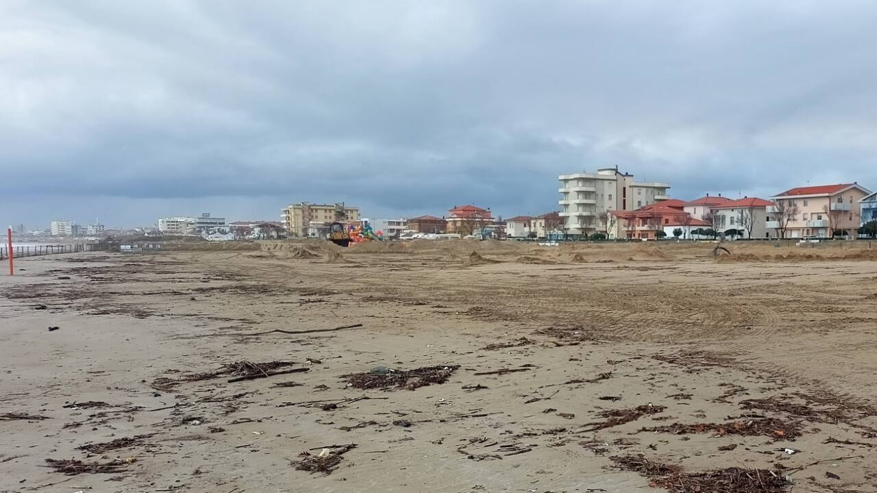 Le mareggiate hanno mangiato la pista da beach cross realizzata sulla spiaggia di Senigallia