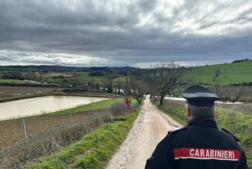 Maltempo nella Valmetauro, carabinieri in aiuto della popolazione: soccorso 80enne finito in un campo