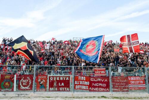 Ancona, rissa con bastoni nel parcheggio durante la partita Us Ancona-Olbia: scatta il Daspo per 5 tifosi