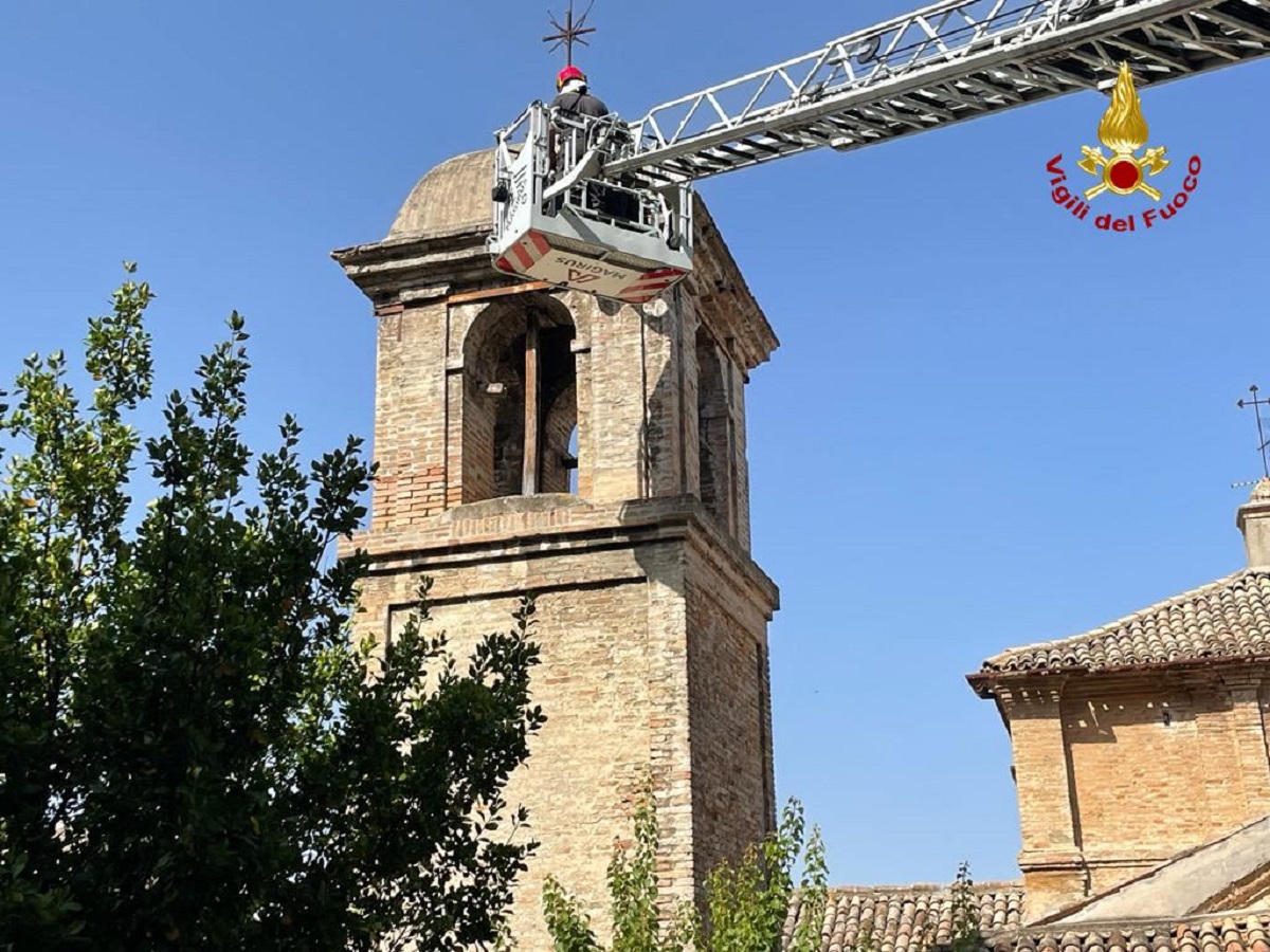 L'intervento dei vigili del fuoco alla chiesa della Misericordia di Osimo