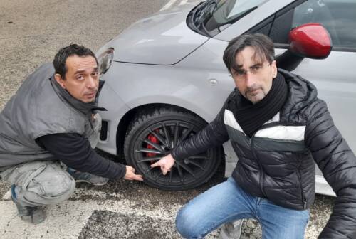 Ancona, due gomme rotte nelle buche in pochi giorni: «Non se ne può più»