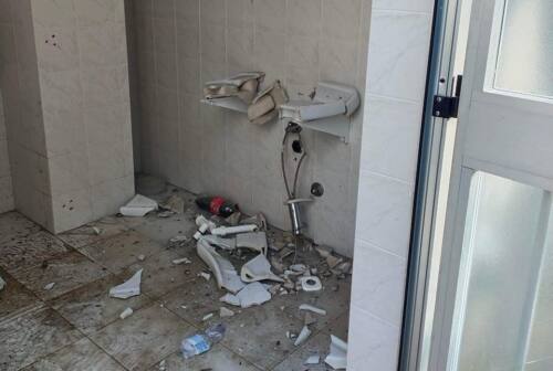 Agugliano, atto vandalico al campo sportivo: distrutti i bagni. Il sindaco: «Sporgerò denuncia»