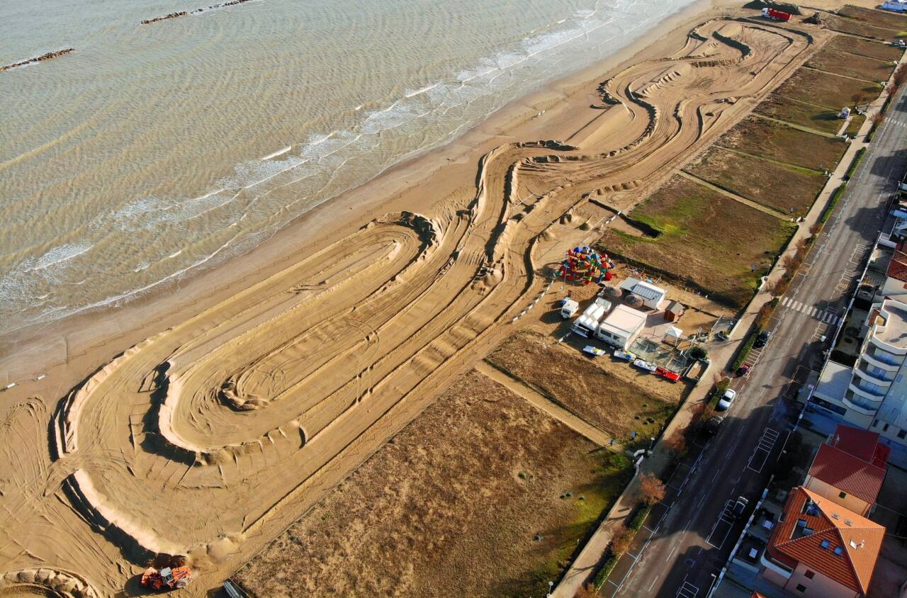 Lungomare Mameli, sulla spiaggia di velluto di Senigallia è stata allestita la pista da motocross