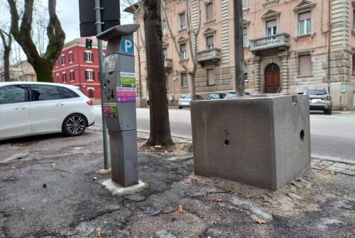Jesi, cubi di cemento per i pali a rischio di viale della Vittoria. «Soluzione provvisoria»