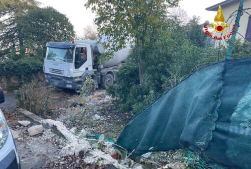 Ancona, un camion sfonda la recinzione di una casa a Sappanico