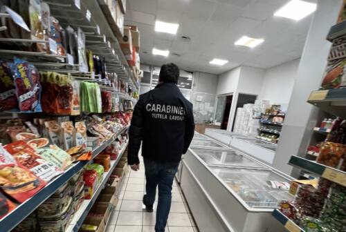 Lavoratori in nero in fuga dal retro e igiene irregolare: sequestrato ristorante – market a Civitanova, sanzioni per 110mila euro