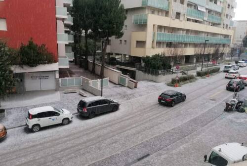 Ancona ricoperta dalla grandine. Peggiorano le condizioni meteo, sulle Marche arrivano le nevicate