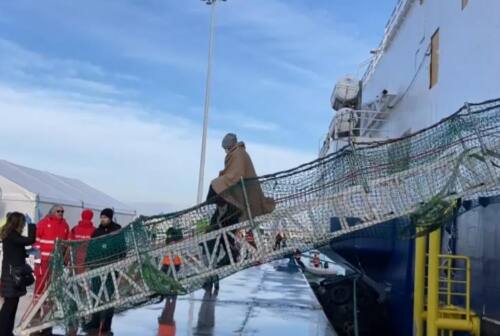 Migranti, smantellati i moduli di accoglienza al porto di Ancona. Acquaroli: «Tutti i Paesi europei facciano la loro parte»