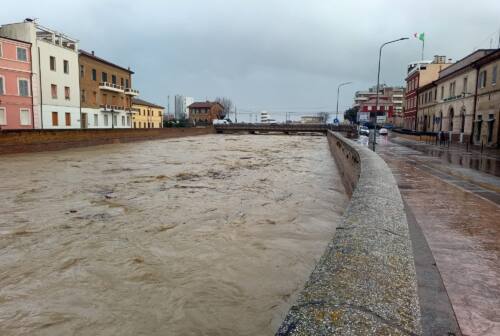 Senigallia, il livello del fiume Misa inizia ad abbassarsi. «Tutte le attività possono riprendere»