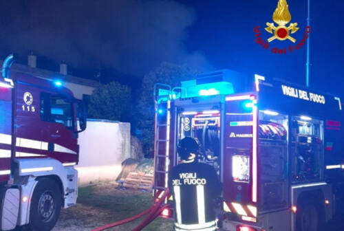 Incendio nella notte a Bellocchi di Fano: sul posto tre autobotti dei Vigili del Fuoco
