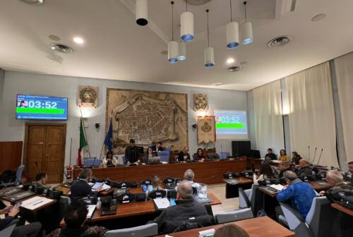 Pesaro, sì alla variazione di bilancio: 1 milione per la Capitale della Cultura, 600mila euro per l’accoglienza dei migranti