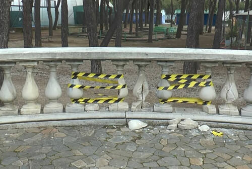 Vandali in azione a San Benedetto: distrutte a martellate le storiche balaustre di viale Buozzi