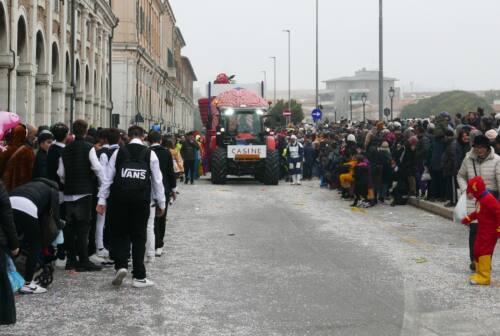 Carnevale, migliaia di persone in centro a Senigallia per la tradizionale sfilata dei carri