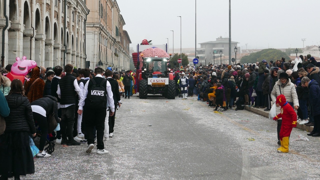 Migliaia di persone in centro a Senigallia per la tradizionale sfilata dei carri di carnevale