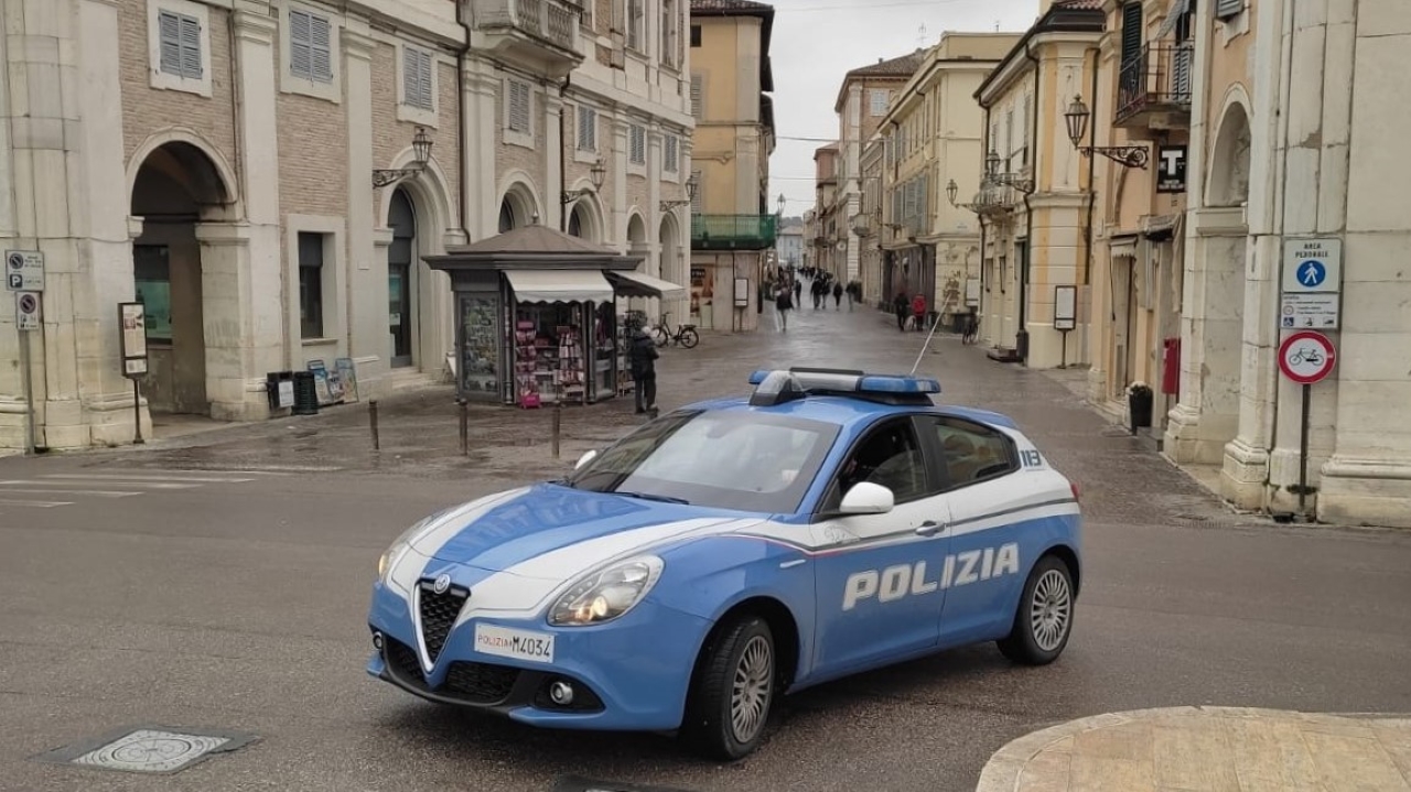 Polizia a Senigallia: la volante del Commissariato