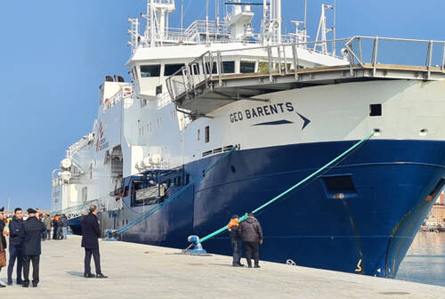 Migranti, la Geo Barents ha attraccato al porto di Ancona