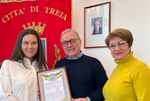 Treia, gli ucraini accolti regalano una targa al sindaco Capponi