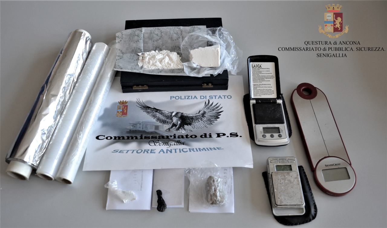 La droga posta sotto sequestro dalla Polizia a Senigallia che ha arrestato un uomo