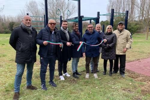 Pesaro, taglio del nastro per la nuova area fitness al Miralfiore. Belloni, Pozzi e Baiocchi: «Un parco a portata di tutti»