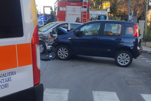 Ancona, scontro tra due auto in via Pesaro: 27enne finisce in ospedale