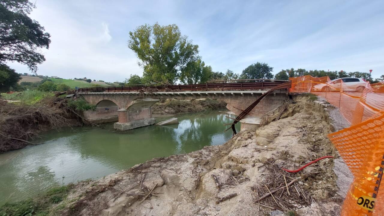 Uno dei ponti danneggiati dall'alluvione del 15 settembre in provincia di Ancona