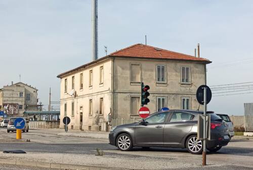 Ancona, a Torrette il semaforo c’è ma in tanti fanno come se non ci fosse