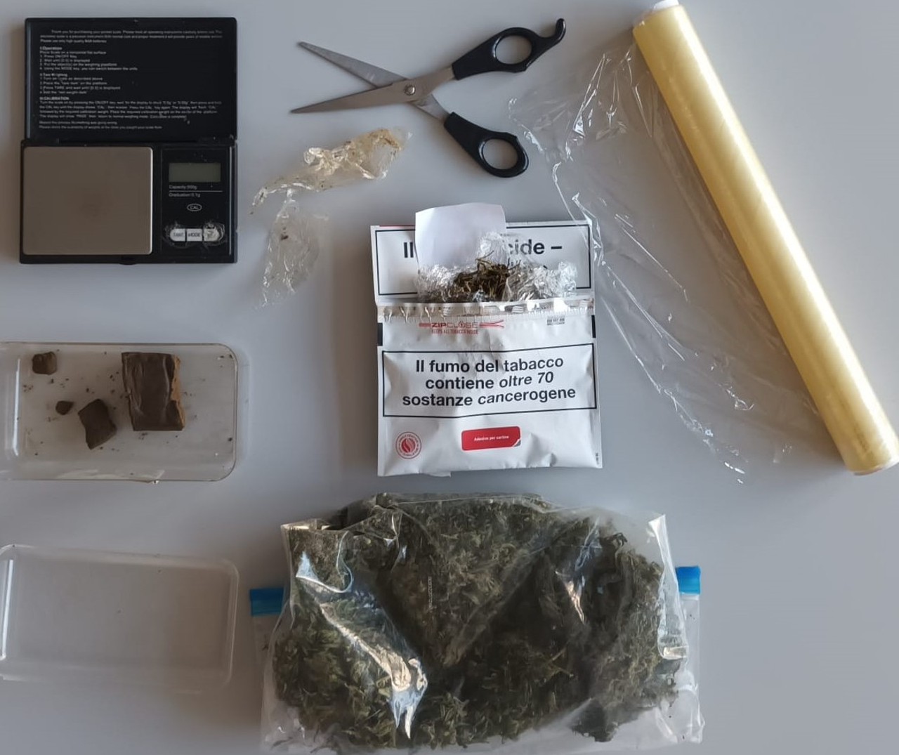 La droga e i materiali sequestrati dalla Polizia di Senigallia