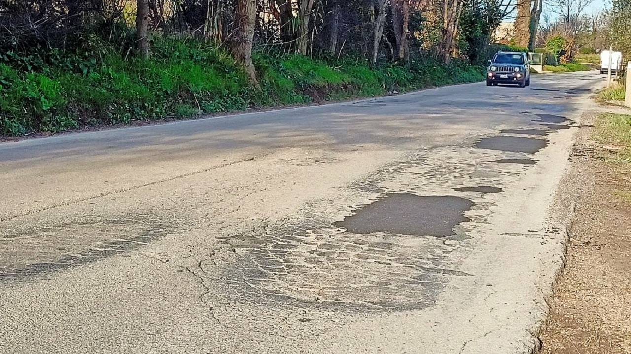 La situazione dell'asfalto di via Mattei, zona Cesanella, a Senigallia