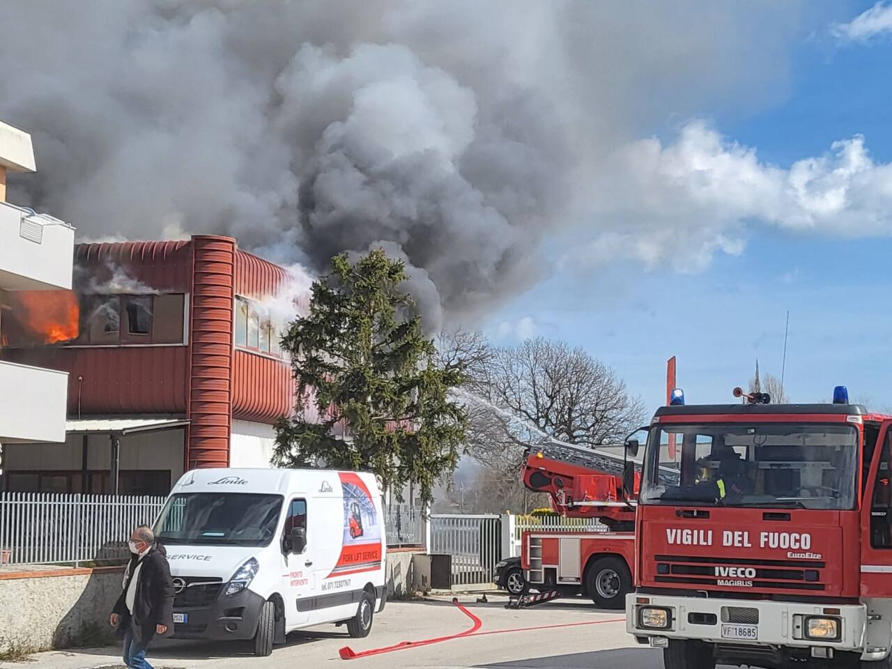 L'incendio in corso a Osimo
