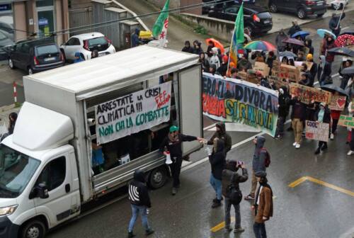 Ancona, Fridays for Future: corteo bagnato per le vie della città