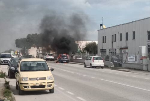 Falconara, auto in fiamme in via Del Consorzio. Intervengono i vigili del fuoco