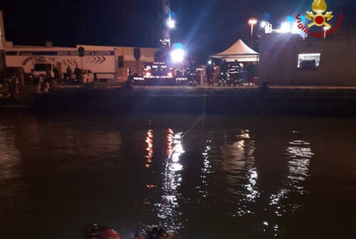 Ancona, furgone in acqua al Mandracchio: intervengono i vigili del fuoco