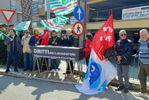 “Una bara in cui seppellire i diritti dei lavoratori”: la sanità picena protesta a San Benedetto
