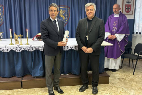 Ascoli Piceno, il questore consegna l’olio del Giardino della Memoria al vescovo