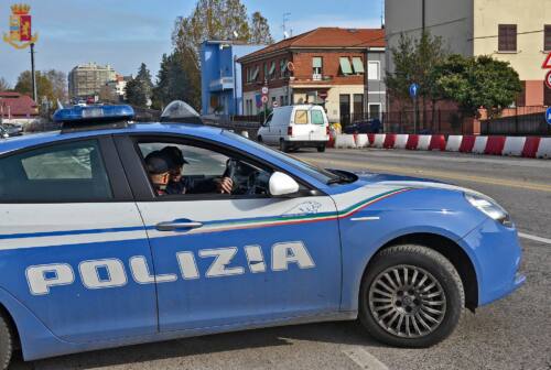 Pesaro, esce senza documenti e si agita al controllo reagendo ai poliziotti: arrestato