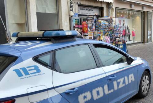 Pesaro, molesta i clienti di un bar poi aggredisce i poliziotti: arrestato