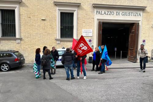 «Giustizia allo sfascio», sit-in dei lavoratori davanti al Tribunale di Ancona