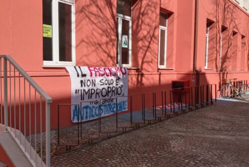 Striscione antifascista al Mamiani di Pesaro, Siulp: «La Polizia difende la democrazia»