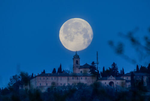 Fano, “Tramonto di Luna su Monte Giove”: le foto di Michele Ligustri spopolano sul gruppo social