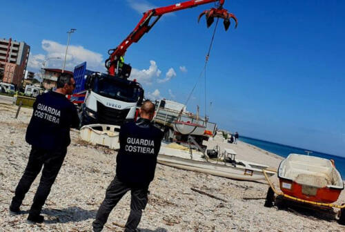 Blitz della Guardia Costiera sulla spiaggia Marotta: imbarcazioni e natanti sequestrati