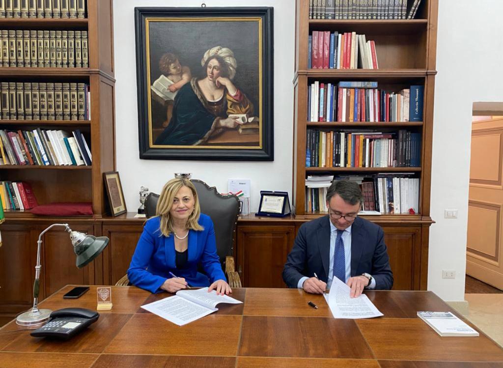 La firma all'istituto Campana da parte della presidente Gilberta Giacchetti