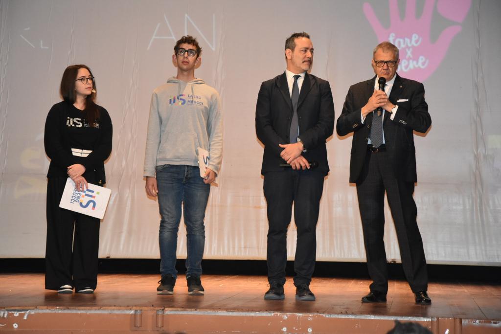 Sul palco del teatro: gli studenti accanto al sindaco Roberto Ascani e a destra il prefetto Darco Pellos
