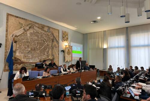 Pesaro, il consiglio approva la variazione di bilancio: un tesoretto di 6,5 milioni. Ecco gli investimenti