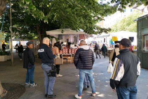 Ancona, furto al mercato di piazza Roma: ladri braccati dai passanti in pieno giorno