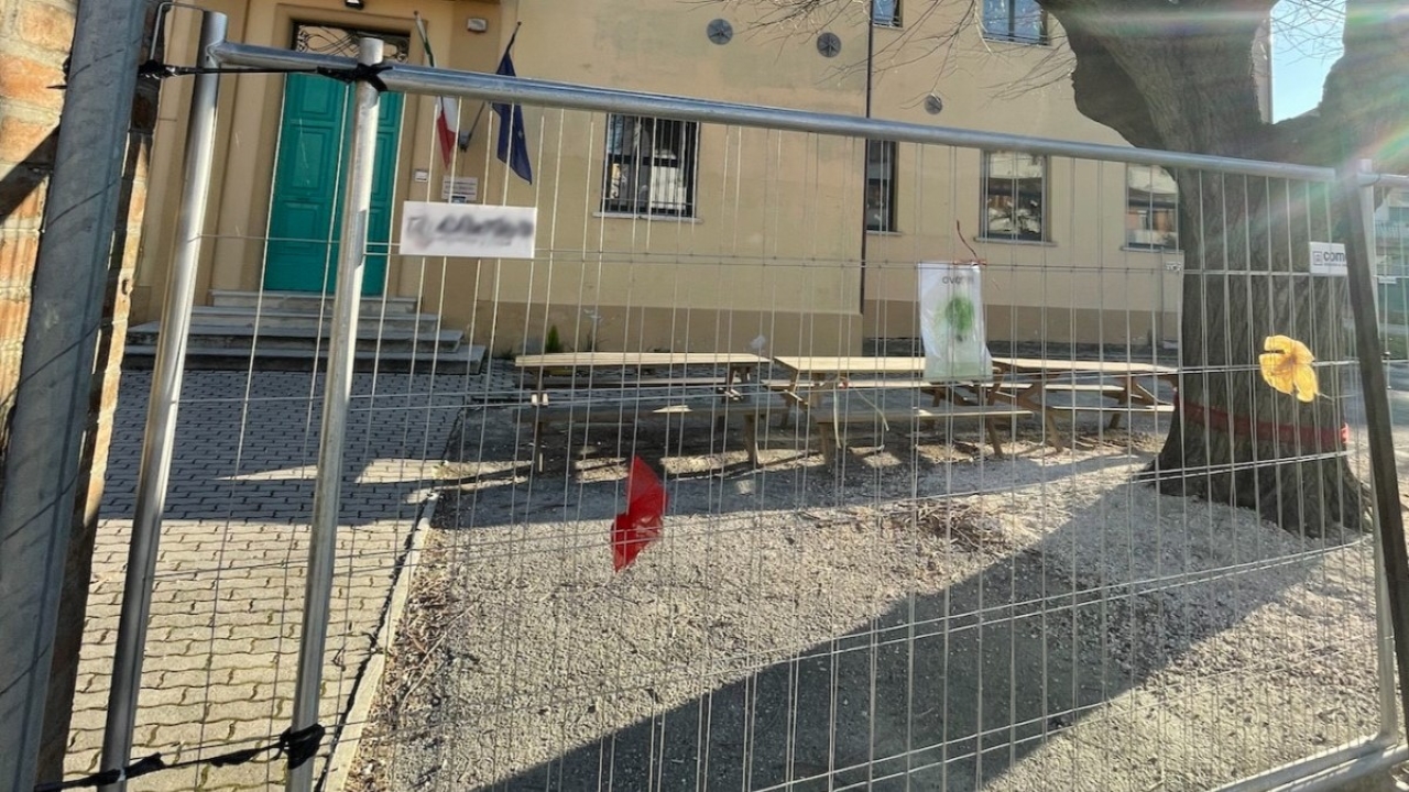 La recinzione della scuola don Morganti a Pianello di Ostra