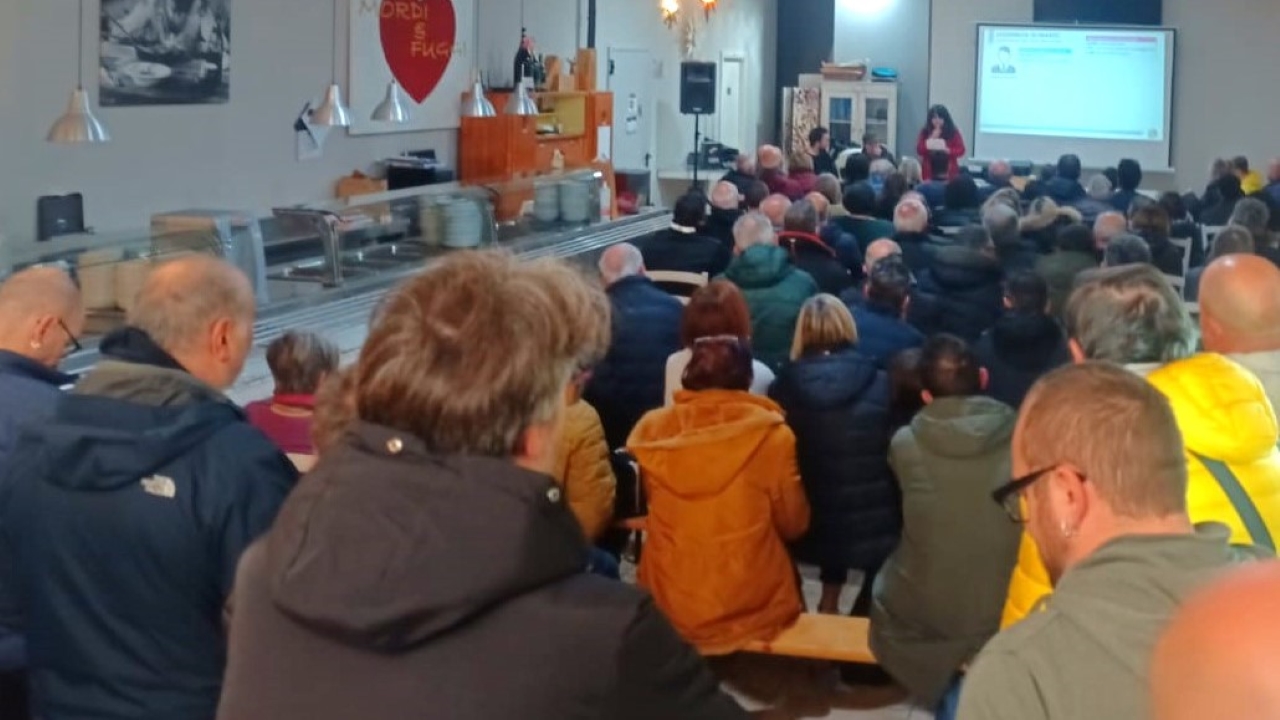 La riunione dei cittadini di Serra de' Conti sulla questione migranti