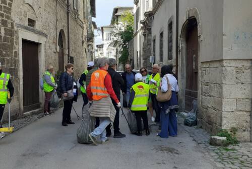 Ascoli, gli ‘Angeli del Bello’ puliscono le vie del centro storico