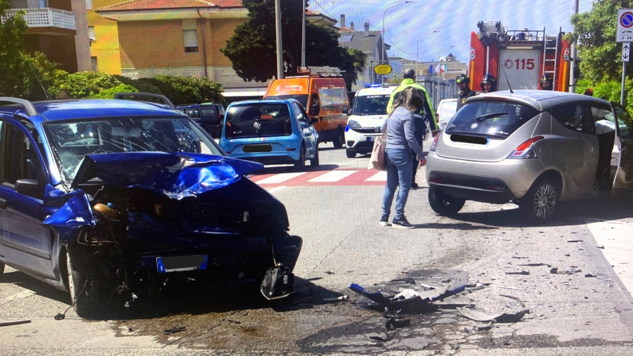 I rilievi e i soccorsi sul luogo dell'incidente avvenuto lungo la statale Adriatica nord a Senigallia