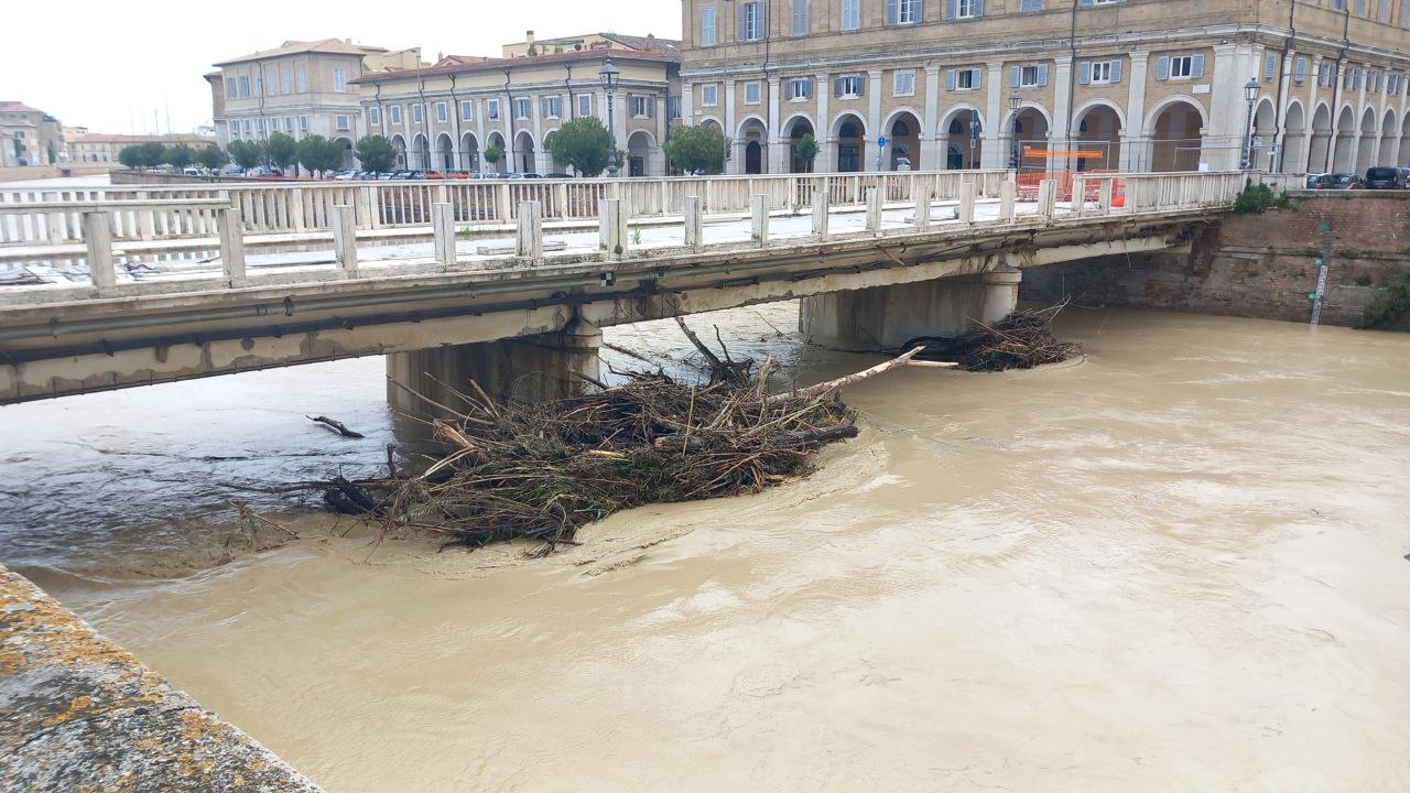 Detriti sulle pile di ponte Garibaldi dopo la piena del fiume Misa a causa del maltempo del 16 e 17 maggio 2023
