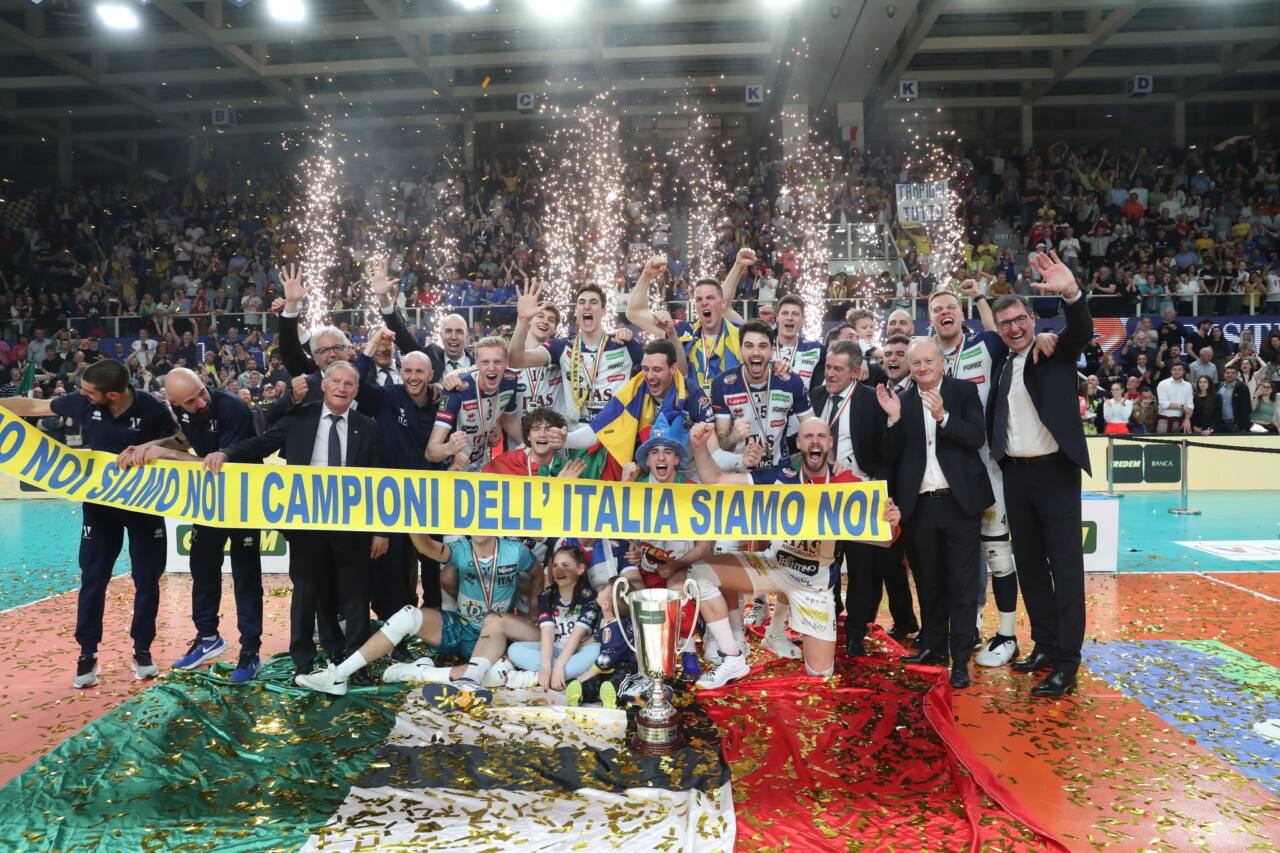 Angelo Lorenzetti insieme ai suoi ragazzi festeggiamo lo scudetto ( fonte Fb Trentino Volley Srl)